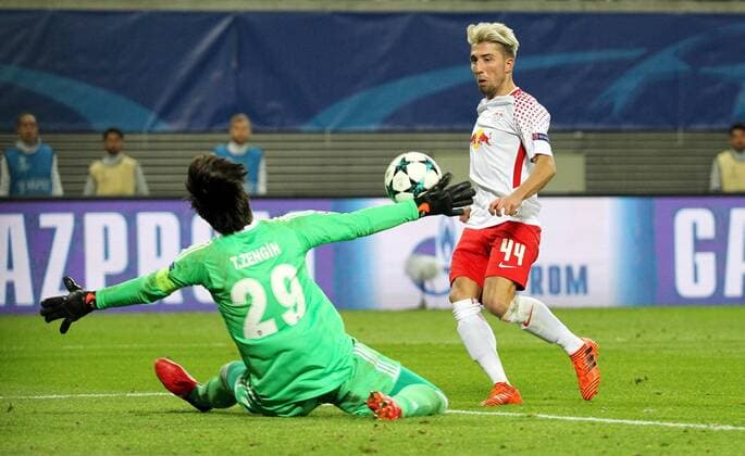GER UEFA Champions League preliminary round RasenBallsport Leipzig vs Besiktas Istanbul 06 12 17 Leipzig Red Bull Arena GER season 2017 2018 UEFA Champions League group G RasenBallsport Leipzig vs Besiktas Istanbul in picture Kevin Kampl Leipzig not successful against goalkeeper Tolga Zengin Besiktas