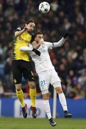 Real Madrid s Borja Mayoral vies for the ball with Borussia Dortmund s Neven Subotic (L) during the UEFA Champions League 6th round groups phase match between Real Madrid and Borja Mayoral at the Santiago Berbabeu stadium in Madrid, Spain, 06 December 2017. Real Madrid vs. Borussia Dortmund !ACHTUNG: NUR REDAKTIONELLE NUTZUNG!  Copyright: xJavierxLizonx MAD056 20171206-636481953714610923