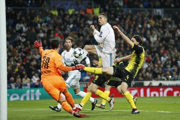 (L-R) goalkeeper Roman Burki of Borussia Dortmund, Sergio Ramos of Real Madrid, Cristiano Ronaldo of Real Madrid, Marcel Schmelzer of Borussia Dortmund, Neven Subotic of Borussia Dortmund during the UEFA Champions League group H match between Real Madrid and Borussia Dortmund on December 06, 2017 at the Santiago Bernabeu stadium in Madrid, Spain. UEFA Champions League 2017 2018 xVIxVIxImagesx xMauricexvanxSteenxIVx 9502851