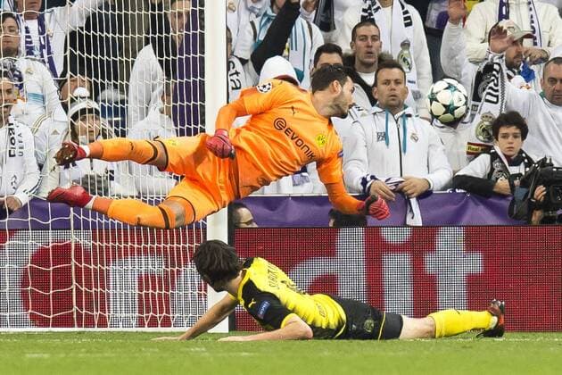Fußball: Champions League, Saison 2017 2018, Gruppenphase, Gruppe H, Real Madrid - Borussia Dortmund am 06.12.2017 im Estadio Santiago Bernabeu in Madrid (Spanien). Dortmunds Torhueter Roman Bürki Buerki springt nach einem Ball. Copyright: xKirchner DavidxInderliedx