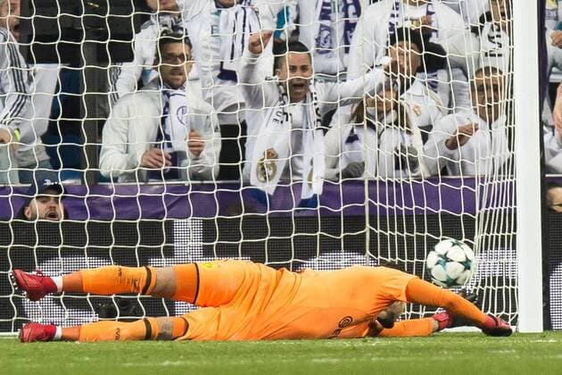 Fußball: Champions League, Saison 2017 2018, Gruppenphase, Gruppe H, Real Madrid - Borussia Dortmund am 06.12.2017 im Estadio Santiago Bernabeu in Madrid (Spanien). Der Ball schlägt hinter Dortmunds Torhueter Roman Bürki Buerki zum 3:2 ein. Copyright: xKirchner DavidxInderliedx