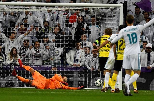 06 12 2017 xfux Football Champions League Real Madrid Borussia Dortmund emporer l Roman Buerki Borussia Dortmund Lucas Vazquez Real Madrid Goal scored the goal to 3 2 Madrid