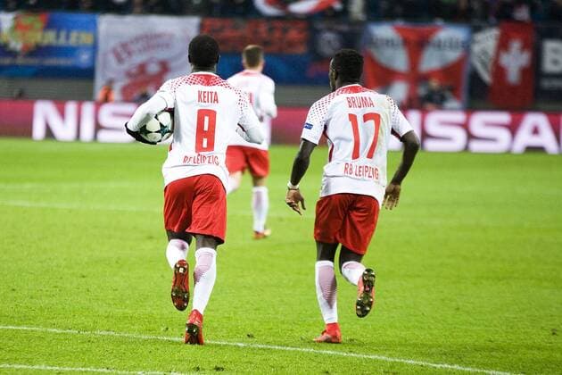 Football Champions League 2017 2018 Group Stage 6 Gameday RB Leipzig Besiktas Istanbul 06 12 2017 Naby Keita RBL gets the ball out of the goal net after scoring the 1 1 goal and brings him to Bruma Re for the center circle Leipzig Saxony Germany