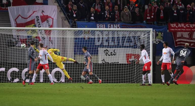 RB Leipzig Besiktas Istanbul Soccer Champions League Leipzig 06 12 2017 Red Bull Arena Soccer UEFA Champions League Group G 6 Gameday Rasenballsport Leipzig vs Besiktas Istanbul The Figure goal for Istanbul Talisca 94 Besiktas meets 1 2