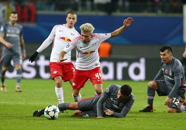 Oguzhan Özyakup Kevin Kampl Action Gameplay Duel Sports Football Soccer UEFA CL Championsleague Mens Season 2017 2018 06 12 2017 RB Leipzig RBL vs Besiktas Istanbul