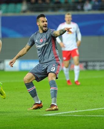Bilder des Tages - SPORT Alvaro Negredo of Besiktas during the Champions league group G match between RB Leipzig and Besiktas in Red Bull Arena in Leipzig , Germany on December 06 , 2017. Final Scores : Leipzig 1 - Besiktas 2 