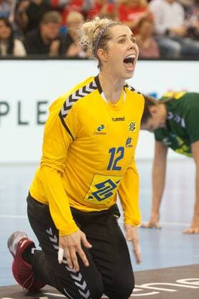 GER IHF World Cup 2017 Brazil BRA vs Denmark DEN 06 12 2017 EWE Arena Oldenburg Germany 23 IHF World Championship 2017 Womens first round Group C Brazil vs Denmark pictured Hey Schiri that was the circle Barbara ARENHART BRA 12 Nordphotox xRojahn nph00300