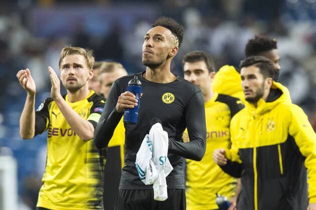 Bilder des Tages - SPORT Fußball: Champions League, Saison 2017 2018, Gruppenphase, Gruppe H, Real Madrid - Borussia Dortmund am 06.12.2017 im Estadio Santiago Bernabeu in Madrid (Spanien). Dortmunds Marcel Schmelzer (l.) und Dortmunds Pierre-Emerick Aubameyang bedanken sich nach dem Spiel bei den Fans. Copyright: xKirchner DavidxInderliedx