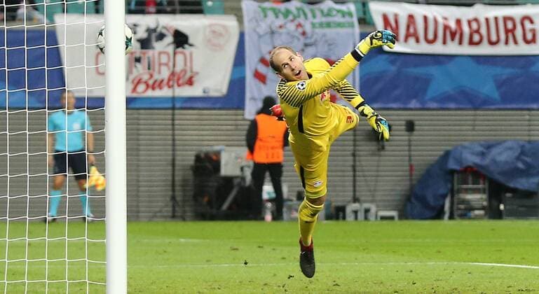 RB Leipzig Besiktas Istanbul Soccer Champions League Leipzig 06 12 2017 Red Bull Arena Soccer UEFA Champions League Group G 6 Gameday RB Leipzig vs Besiktas Istanbul 1 2 0 1 Goal for Besiktas In the picture Goalkeeper Peter Gulacsi 32 Leipzig do not receive the result of Talisca Besiktas to 1 2