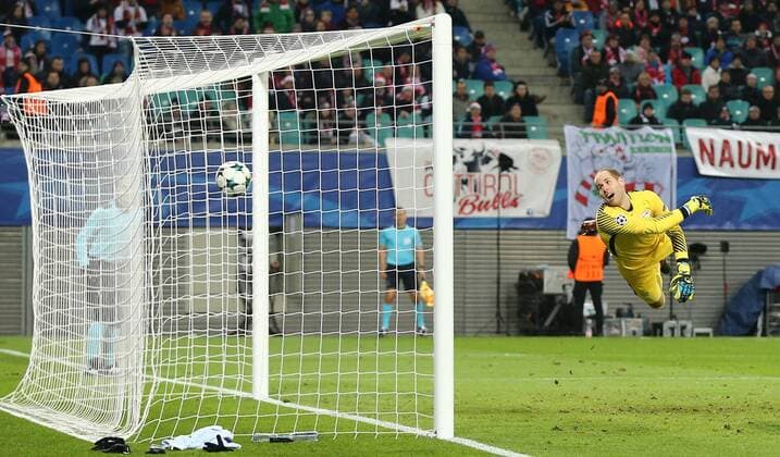 RB Leipzig Besiktas Istanbul Soccer Champions League Leipzig 06 12 2017 Red Bull Arena Soccer UEFA Champions League Group G 6 Gameday RB Leipzig vs Besiktas Istanbul 1 2 0 1 Goal for Besiktas In the picture Goalkeeper Peter Gulacsi 32 Leipzig do not receive the result of Talisca Besiktas to 1 2
