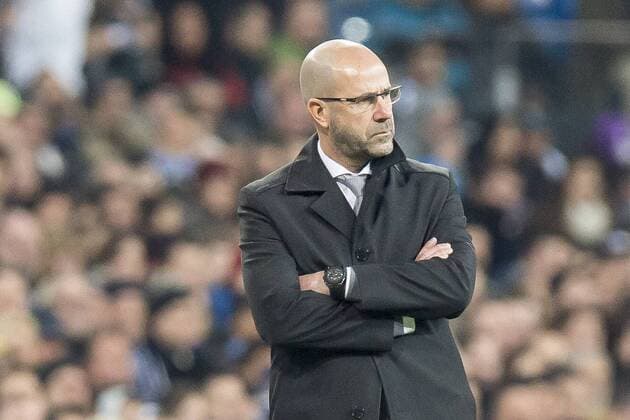 Bilder des Tages - SPORT Fußball: Champions League, Saison 2017 2018, Gruppenphase, Gruppe H, Real Madrid - Borussia Dortmund am 06.12.2017 im Estadio Santiago Bernabeu in Madrid (Spanien). Dortmunds Trainer Peter Bosz steht mit verschränkten Armen an der Seitenlinie. Copyright: xKirchner DavidxInderliedx