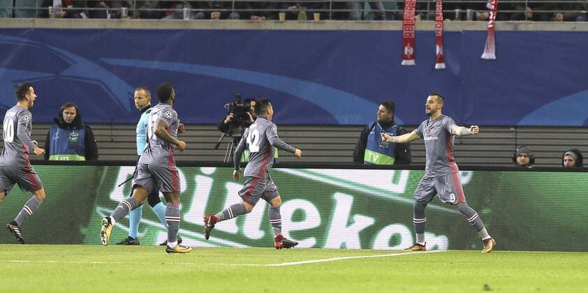 Photo Torjubel 0 1 for Istanbul by penalty here the scorer Alvaro Negredo Football UEFA Champions League on Wed 06 12 2017 Group match RB Leipzig Besiktas Istanbul