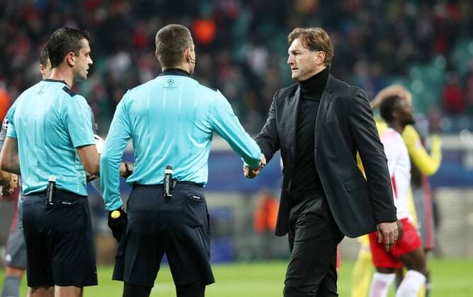 RB Leipzig Besiktas Istanbul Soccer Champions League Leipzig 06 12 2017 Red Bull Arena Soccer UEFA Champions League Group G 6 Gameday RB Leipzig vs Besiktas Istanbul 1 2 0 1 picture Coach Ralph Hasenhüttl Hasenhuettl r RB Leipzig at the referee team