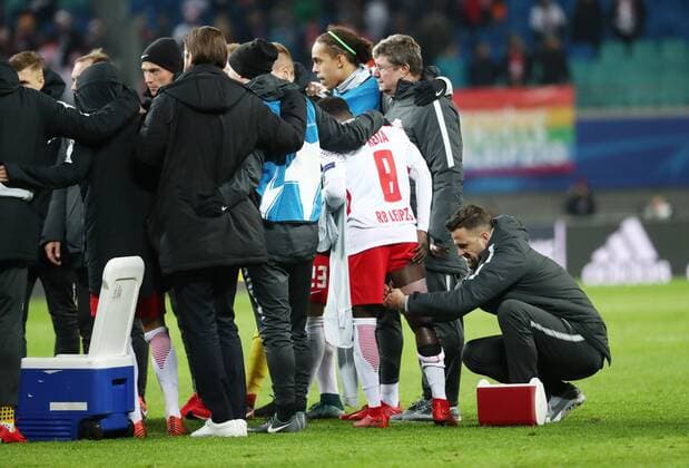 RB Leipzig Besiktas Istanbul Soccer Champions League Leipzig 06 12 2017 Red Bull Arena Soccer UEFA Champions League Group G 6 Gameday RB Leipzig vs Besiktas Istanbul 1 2 0 1 Bild During the Leipzig team break after the final whistle, physiotherapist Alexander Sekora RB Leipzig bandages Naby Keitas thigh 8 Leipzig