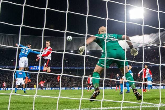 ROTTERDAM - Feyenoord - Napoli , Voetbal , Seizoen 2017 2018 , Champions League , Stadion Feijenoord de Kuip , 06-12-2017 , Feyenoord speler Nicolai Jorgensen kopt de 1-1 langs Napoli keeper Pepe Reina (r) in duel met Napoli speler Raul Albiol (l) Feyenoord - Napoli  x1848865x