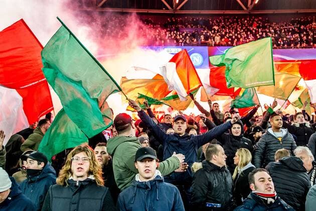 ROTTERDAM - Feyenoord - Napoli , Voetbal , Seizoen 2017 2018 , Champions League , Stadion Feijenoord de Kuip , 06-12-2017 , Supporters steken vuurwerk af Feyenoord - Napoli  x1848924x