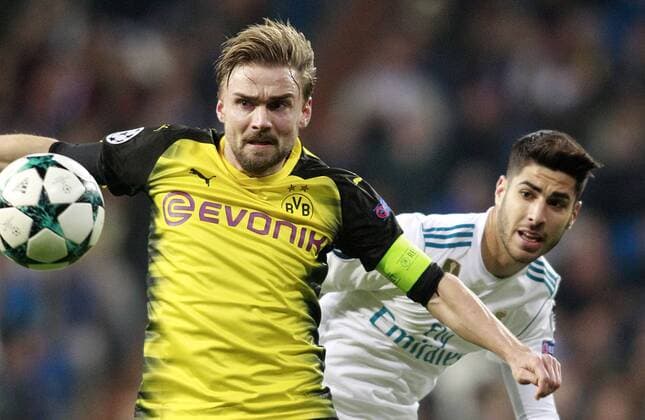 Real Madrid s Marco Asensio (r) and Borussia Dortmund s Marcel Schmelzer during Champions League Group H match 6. December 6,2017.  (2017120683)