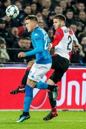 ROTTERDAM - Feyenoord - Napoli , Voetbal , Seizoen 2017 2018 , Champions League , Stadion Feijenoord de Kuip , 06-12-2017 , eindstand 2-1 , Napoli speler Piotr Zielinski (l) in duel met Feyenoord speler Bart Nieuwkoop (r) Feyenoord - Napoli  x1848938x