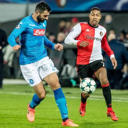 ROTTERDAM - Feyenoord - Napoli , Voetbal , Seizoen 2017 2018 , Champions League , Stadion Feijenoord de Kuip , 06-12-2017 , eindstand 2-1 , Feyenoord speler Jean-Paul Boetius (r) in duel met Napoli speler Raul Albiol (l) Feyenoord - Napoli  x1848939x