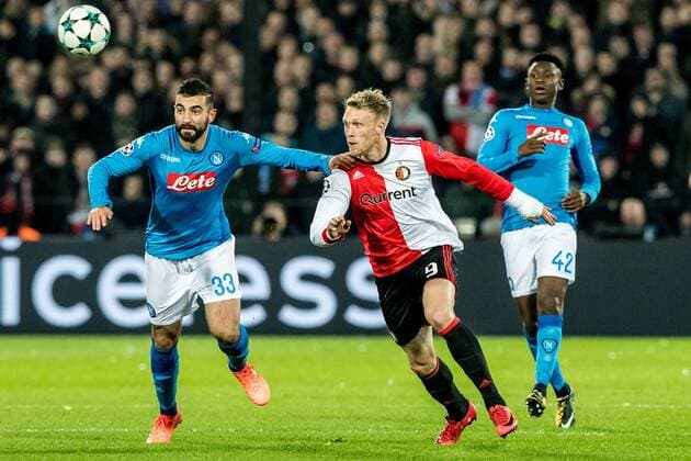 ROTTERDAM - Feyenoord - Napoli , Voetbal , Seizoen 2017 2018 , Champions League , Stadion Feijenoord de Kuip , 06-12-2017 , eindstand 2-1 , Napoli speler Raul Albiol (l) in duel met Feyenoord speler Nicolai Jorgensen (r) Feyenoord - Napoli  x1848945x