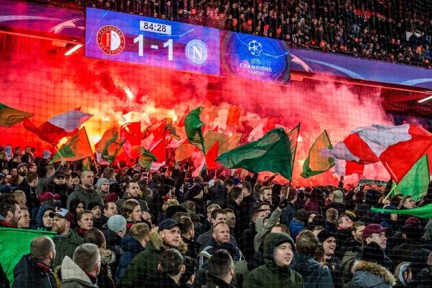 ROTTERDAM - Feyenoord - Napoli , Voetbal , Seizoen 2017 2018 , Champions League , Stadion Feijenoord de Kuip , 06-12-2017 , eindstand 2-1 , Supporters met sfeer actie in de laatste 10 minuten Feyenoord - Napoli  x1848946x