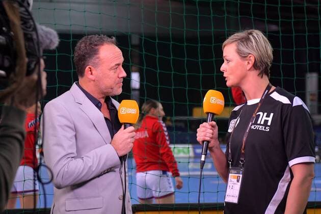 Handball, WM, Damen, Serbien - Niederlande 6-12-2017 HANDBAL:NEDERLAND-SERVIE:LEIPZIG WK Handbal Dames 2017 Nederland - Servie 27-27 coach Olga Assink NED voor de camera van Ziggo Foto: Henk Seppen xVIxVIxImagesx xSoenarxChamidxsportfotografiexIVx 9504163