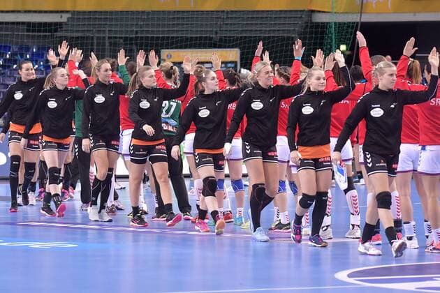 Handball, WM, Damen, Serbien - Niederlande 6-12-2017 HANDBAL:NEDERLAND-SERVIE:LEIPZIG WK Handbal Dames 2017 Nederland - Servie 27-27 opkomst Nederlands team Foto: Henk Seppen xVIxVIxImagesx xSoenarxChamidxsportfotografiexIVx 9504187