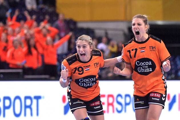Handball, WM, Damen, Serbien - Niederlande 6-12-2017 HANDBAL:NEDERLAND-SERVIE:LEIPZIG WK Handbal Dames 2017 Nederland - Servie 27-27 Estavana Polman 79 NED en Nycke Groot 17 NED zijn blij met het gelijkspel Foto: Henk Seppen xVIxVIxImagesx xSoenarxChamidxsportfotografiexIVx 9504190