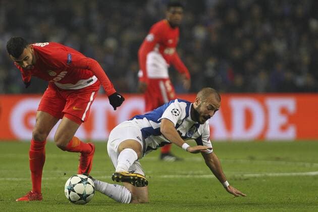 Fußball, CL, FC Porto - AS Monaco December 6, 2017 - Porto, Porto, Portugal - Rachid Ghezzal midfielder of AS Monaco FC (L) with Porto s Portuguese midfielder Andre Andre (R) during the UEFA Champions League Group G match between FC Porto and AS Monaco FC at Dragao Stadium on December 6, 2017 in Porto, Portugal. FC Porto v AS Monaco - UEFA Champions League  - ZUMAn230 20171206_zaa_n230_340 Copyright: xDpix