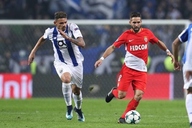 Fußball, CL, FC Porto - AS Monaco December 6, 2017 - Porto, Porto, Portugal - Joao Moutinho midfielder of AS Monaco FC (R) in action with Porto s Brazilian forward Soares (L) during the UEFA Champions League Group G match between FC Porto and AS Monaco FC at Dragao Stadium on December 6, 2017 in Porto, Portugal. FC Porto v AS Monaco - UEFA Champions League  - ZUMAn230 20171206_zaa_n230_358 Copyright: xDpix
