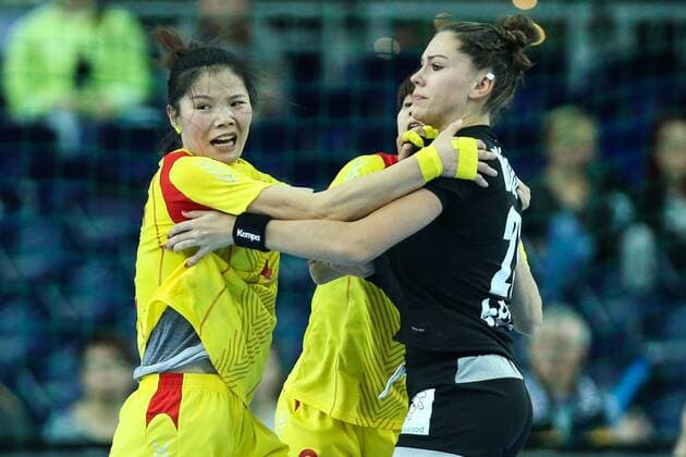 Emily Bölk Germany vs Liu Xiaomei China Women Handball World Cup Group D Germany vs China Arena Leipzig Action Germany Handball Women Women 06 12 2017