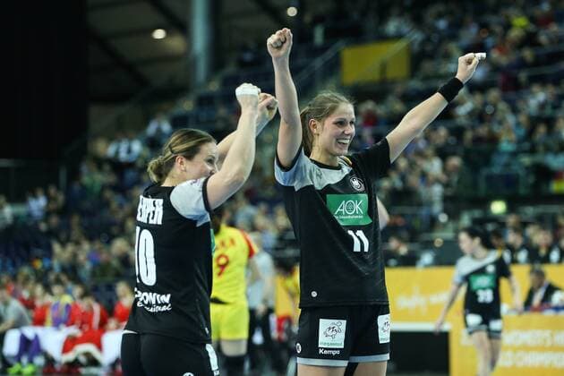 Xenia Smits re and Anna Loerper Germany Women Handball World Cup Group D Germany vs China in the Arena Leipzig Action Germany Handball Women Women 06 12 2017