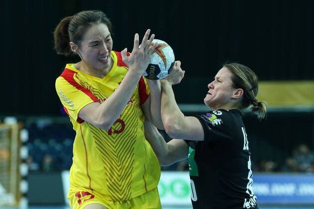 Anna Loerper Germany vs. Sun Mengying China Women Handball World Cup Group D Germany vs China Arena Leipzig Action Germany Handball Women Women 06 12 2017