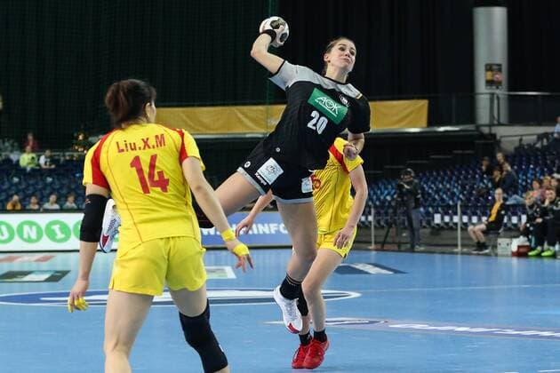 Emily Bölk Germany vs Liu Xiaomei China Women Handball World Cup Group D Germany vs China Arena Leipzig Action Germany Handball Women Women 06 12 2017