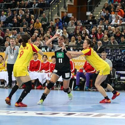 Xenia Smits Germany vs Wu Nana China Women Handball World Cup Group D Germany vs China in the Arena Leipzig Action Germany Handball Women Women 06 12 2017