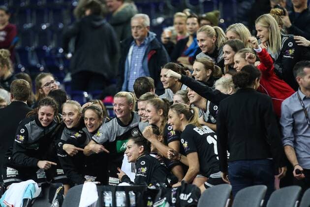 The German team makes a winning photo after the game Women Handball World Cup Group D Germany vs China in the Arena Leipzig Germany Handball Woman Women 06 12 2017
