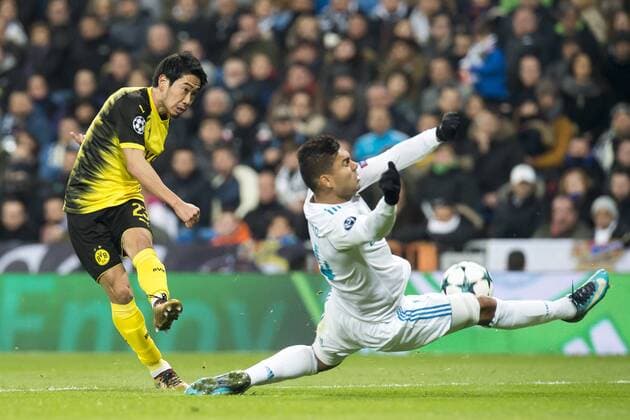 Fußball: Champions League, Saison 2017 2018, Gruppenphase, Gruppe H, Real Madrid - Borussia Dortmund am 06.12.2017 im Estadio Santiago Bernabeu in Madrid (Spanien). Dortmunds Shinji Kagawa schießt auf das Tor. Rechts Madrids Casemiro Copyright: xKirchner DavidxInderliedx