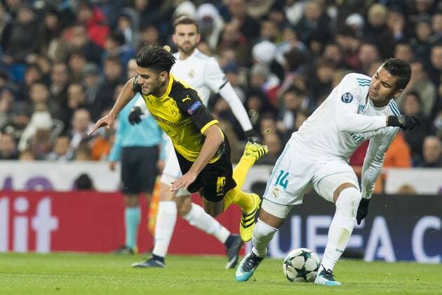Fußball: Champions League, Saison 2017 2018, Gruppenphase, Gruppe H, Real Madrid - Borussia Dortmund am 06.12.2017 im Estadio Santiago Bernabeu in Madrid (Spanien). Dortmunds Mahmoud Dahoud (l.) und Madrids Casemiro kämpfen um den Ball. Copyright: xKirchner DavidxInderliedx