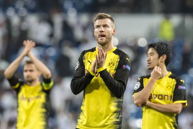 Fußball: Champions League, Saison 2017 2018, Gruppenphase, Gruppe H, Real Madrid - Borussia Dortmund am 06.12.2017 im Estadio Santiago Bernabeu in Madrid (Spanien). v.li. Dortmunds Dortmunds Marcel Schmelzer, Dortmunds Andrej Yarmolenko und Dortmunds Shinji Kagawa verabschieden sich von den Fans. Copyright: xKirchner DavidxInderliedx