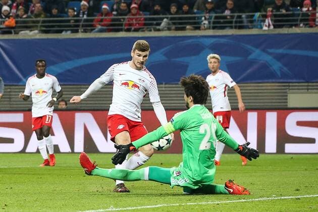 Timo Werner RB Leipzig meets against goalkeeper Tolga Zengin Besiktas Istanbul the goal will not be given Group match G Champions League Season 2017 2018 RasenBallsport Leipzig vs Besiktas Istanbul in the RB Arena in Leipzig Action Germany Football Men Men 06 12 2017