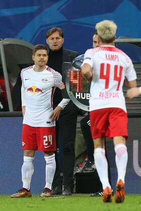 Substitutes Dominik Kaiser li for Kevin Kampl RB Leipzig with coach Ralph Hasenhüttl RB Leipzig Group match G Champions League Season 2017 2018 RasenBallsport Leipzig vs Besiktas Istanbul in the RB Arena in Leipzig Action Germany Football Mann Manners 06 12 2017