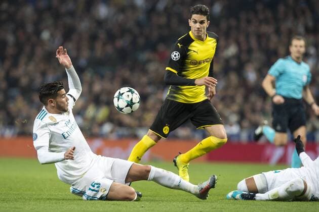 Fußball: Champions League, Saison 2017 2018, Gruppenphase, Gruppe H, Real Madrid - Borussia Dortmund am 06.12.2017 im Estadio Santiago Bernabeu in Madrid (Spanien). Dortmunds Marc Bartra spielt einen Pass über Madrids Theo Hernandez. Copyright: xKirchner DavidxInderliedx