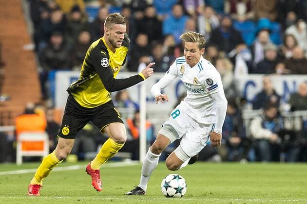 Fußball: Champions League, Saison 2017 2018, Gruppenphase, Gruppe H, Real Madrid - Borussia Dortmund am 06.12.2017 im Estadio Santiago Bernabeu in Madrid (Spanien). Dortmunds Andrej Yarmolenko (l.) und Madrids Marcos Llorente kämpfen um den Ball. Copyright: xKirchner DavidxInderliedx