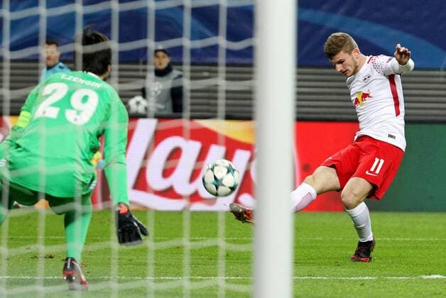 GER UEFA Champions League preliminary round RasenBallsport Leipzig vs Besiktas Istanbul 06 12 17 Leipzig Red Bull Arena GER season 2017 2018 UEFA Champions League Group G RasenBallsport Leipzig vs Besiktas Istanbul in the picture Timo Werner Leipzig on the ball in front of goal can not score