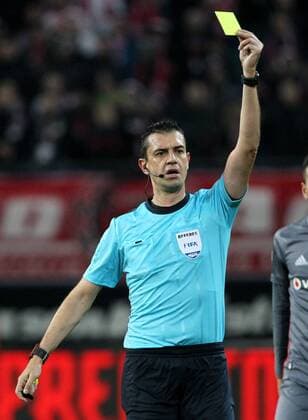 GER UEFA Champions League preliminary round RasenBallsport Leipzig vs Besiktas Istanbul 06 12 17 Leipzig Red Bull Arena GER season 2017 2018 UEFA Champions League group G RasenBallsport Leipzig vs Besiktas Istanbul in picture Referee Viktor Kassai shows the yellow card