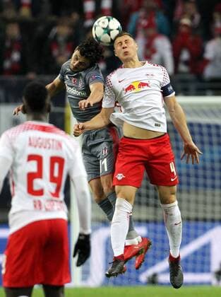 GER UEFA Champions League preliminary round RasenBallsport Leipzig vs Besiktas Istanbul 06 12 17 Leipzig Red Bull Arena GER season 2017 2018 UEFA Champions League group G RasenBallsport Leipzig vs Besiktas Istanbul in the picture Willi Orban Leipzig against Mustafa Pektemek Besiktas