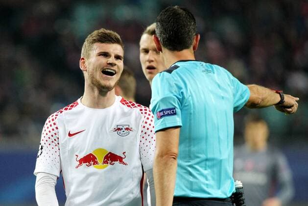 GER UEFA Champions League preliminary round RasenBallsport Leipzig vs Besiktas Istanbul 06 12 17 Leipzig Red Bull Arena GER season 2017 2018 UEFA Champions League group G RasenBallsport Leipzig vs Besiktas Istanbul in the picture Timo Werner Leipzig in conversation with referee Viktor Kassai