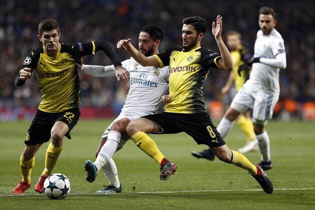 Bilder des Tages - SPORT December 6, 2017 - Madrid, Spain - Isco of Real Madrid is challenged by Sahin of Borussia Dortmund during the UEFA Champions League group H match between Real Madrid and Borussia Dortmund at Santiago Bernabeu. Soccer 2017: Real Madrid 3:2 Dortmund - ZUMAs197 20171206_zaa_s197_071 Copyright: xManu_reinox