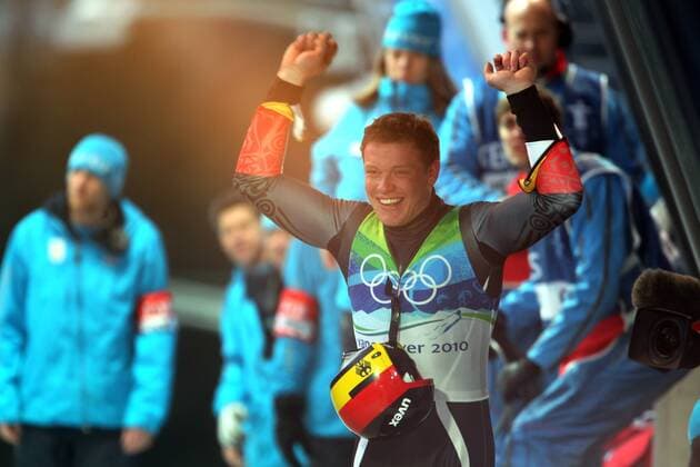 Rodeln Einsitzer Herren - Luge Mens Singles Felix Loch jubelt im Ziel aufgenommen bei den Olympischen Winterspielen in Vancouver am 14.02.2010, Vancouver British Columbia Kanada *** Single seater sledge men s Luge Mens Singles Felix Loch cheers at the finish recorded at the Winter Olympics in Vancouver on 14 02 2010 Vancouver British Columbia Canada