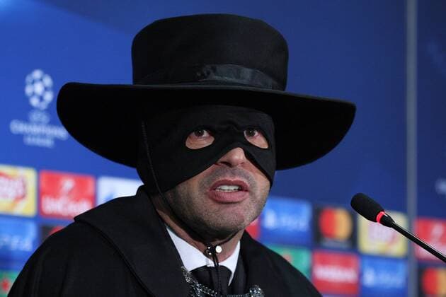 Themen der Woche Bilder des Tages - SPORT Fußball, CL, Schachtar Donezk, Trainer Paulo Fonseca mit Zorro-Maske Head coach of FC Shakhtar Donetsk Paulo Fonseca appears at the post-match news conference dressed as Zorro after his team defeated Manchester City FC 2-1in the UEFA Champions League Group F match, Kharkiv, northeastern Ukraine, December 7, 2017. Ukrinform. KHARKIV. FC Shakhtar Donetsk has beaten Manchester City FC 2-1 in the UEFA Champions League Group F match at Kharkiv s Metalist Stadium. Pitmen?s midfielder Bernard and defender Ismaily put their team in the lead in the first half (26?, 32 respectively). The visitors managed to score in added time when Manchester City?s forward Sergio Aguero took a successful penalty kick. Thus, FC Shakhtar Donetsk secured the second place in Group F and put an end to a winning streak of Manchester City FC this season. To celebrate his team?s victory, coach Paulo Fonseca appeared at the post-match news conference dressed as Zorro. The Shakhtar manager fulfilled his promise he had made if the Ukrainian champions reached the knockout stage of the Champions League. Shakhtar defeats Manchester City in Kharkiv Copyright: xDanilxShamkinx